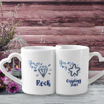 His and Her Rock and Guiding Star Friends ペアカップ<br><div class="desc">青と灰色の色合いで、これらのカップルは運それぞれのデザインをマグ違うする。一つの読マグは「あなたは私の岩」、もう一つのマグは「あなたは私のガイド星」である。彼らは書一致しモダンたタイポグラフィで、星の線のスケッチまたはダイヤモンドの岩のいずれかと完成している。どんなカップル素晴らしでも、親しい友人や彼と彼女のマグカップとして。</div>