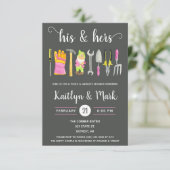 His & Her Tools and Gadgetsカップルブライダルシャワー 招待状 (スタンド正面)