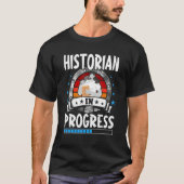 Historian In Progress Trainee Student Tシャツ (正面)