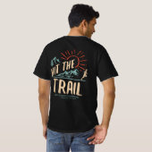 Hit the Trail Runner -レトロスタイルランニングヴィンテージ Tシャツ (裏面フル)