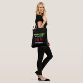 HIV話への偏見に対する対策 – AIDS認識度 トートバッグ (モデル)