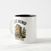 Hive Mind | ビンテージ養蜂デザイン ツートーンマグカップ (正面左)