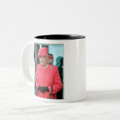 HM Queen Elizabeth II Warrington 2012 Professional ツートーンマグカップ (正面左)
