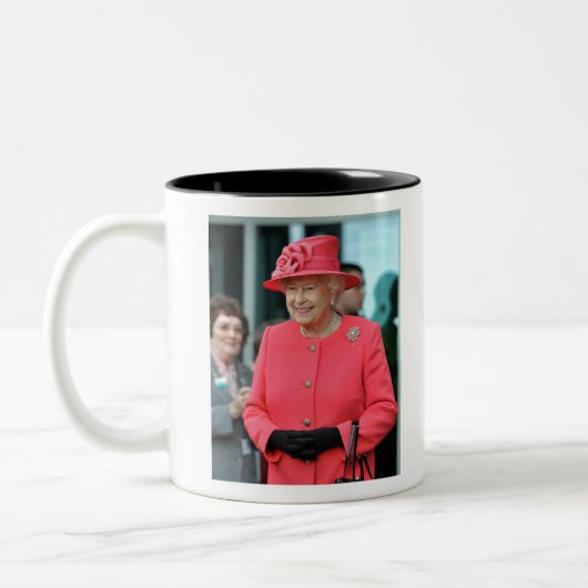 HM Queen Elizabeth II Warrington 2012 Professional ツートーンマグカップ (左)