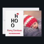 Ho Ho：メリークリスマス シーズンカード<br><div class="desc">ホホホホ：メリークリスマス！家族名と赤いサンタハットを持つミニマルな贈り物。CC0にライセンスされたPixabayを介した写真テンプレートは、自分の写真に置き換える必要がある</div>