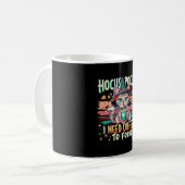 Hocus Focus – 集中するコーヒーが必要 コーヒーマグカップ (正面左)