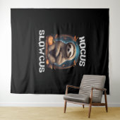 Hocus Slowcus Sloth loversハロウィーンの衣装ティーE タペストリー (インサイチュ(横))