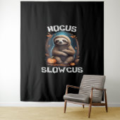 Hocus Slowcus Sloth loversハロウィーンの衣装ティーE タペストリー (インサイチュ)