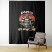 Hocus Slowcus Sloth loversハロウィーンの衣装ティーE タペストリー (インサイチュ)