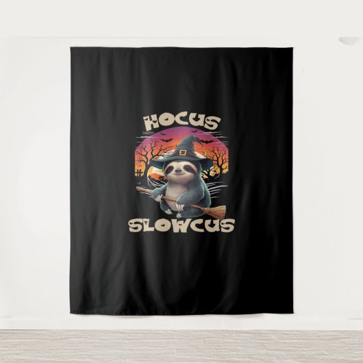 Hocus Slowcus Sloth loversハロウィーンの衣装ティーE タペストリー (正面)