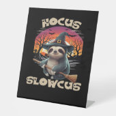 Hocus Slowcus Sloth loversハロウィーンの衣装ティーE 台座サイン (正面)
