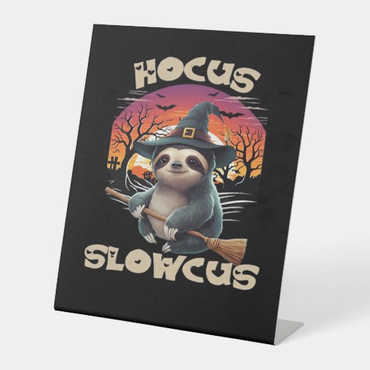 Hocus Slowcus Sloth loversハロウィーンの衣装ティーE 台座サイン (正面)