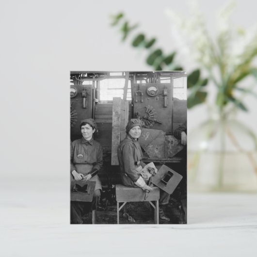 Hog_Warイメージの女性電気溶接機 ポストカード (スタンド正面)