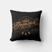 HOGSMEADE™ THE THREE BROOMSTICKS™ パブ&イン クッション (正面)