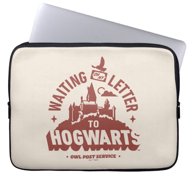 HOGWARTS™への手紙が来るのを待って ラップトップスリーブ (正面)