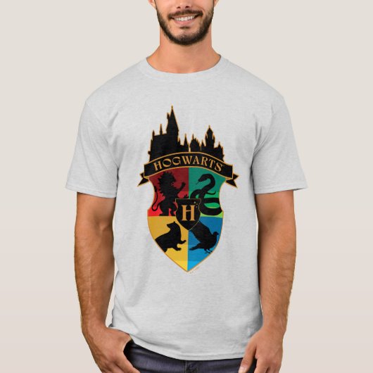 HOGWARTS™ キャスル・クレスト・ハウス・プライド・バッジ Tシャツ (正面)