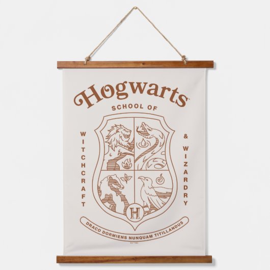 HOGWARTS™ School of Witchcraft and Wizardry Crest 吊り下げ型タペストリー (正面)