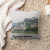 Hohensalzburgの城、ザルツブルク、オーストリアの枕 クッション (ブランケット)