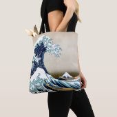Hokusai著神奈川を離れた元通りにされた素晴らしい波 トートバッグ (クローズアップ)