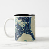 Hokusai著神奈川を離れた日本ので素晴らしい波 ツートーンマグカップ (左)
