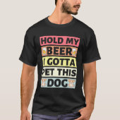 Hold My Beer I Gotta Pet This Dog -  Tシャツ (正面)