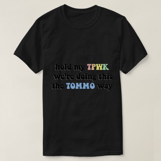Hold My TPWK We&x27;TOMMO Way M Tシャツ (デザイン正面)