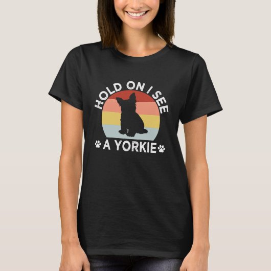 Hold On I See a Yorkie Funny Yorkshire Terrier Hum Tシャツ (正面)