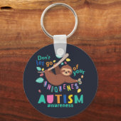 Hold On To Your Uniqueness Sloth Autism Awareness キーホルダー (正面)