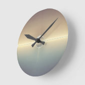 Holding The Line ラウンド壁時計 (傾斜)