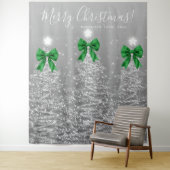 Holiday Backdrop Silver Christmas Trees Green Bows タペストリー (インサイチュ)