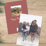 Holiday Joyful Script Red Winter Snowflake 1写真 シーズンカード<br><div class="desc">シンプル書道のスタイルで楽しシンプルい脚本。このクリスマスフォト縁どカードはフェザー効果を持つ白色を持ちぼやけて、喜びの言葉は切り出しである。写真または写真がこのグラフィックの下に収まり、重なり合った効果が得られる。グレーのエレガント背景の裏面に北欧の雪片パターンがある。このデザインはクリスマスの休日の喜びの赤エレガント、トレンディーのスクリプト書エレガント書、タイポグラフィのミニマルなスクリプトの書シンプル類、家族モダン、クリーン文字のフルブリード写真、クラシック伝統的1枚の写真、手書き文字の書、トレンディーの白写真のオーバーレイ、クリスマスの休日の写真カード</div>