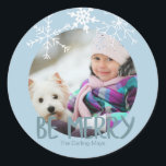 Holiday Photo Be Merry Christmas Blue雪片 ラウンドシール<br><div class="desc">ステッカーには、自分の写真を追加するためのプレースホルダが付いている。このタイポグラフィはフォトオーバーレイと読フォントの「Beメリー」として設計されモダンている。ファミリ名を追加することで、デザインをさらにカスタマイズできる。ステッカーはパウダーブルーで、柔らかい白い手で描かれた雪片が貼られている。マッチングアイテムとコーディネート商品は当店でご利用いただけます。</div>