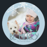 Holiday Photo Be Merry Christmas Blue雪片 ラウンドシール<br><div class="desc">ステッカーには、自分の写真を追加するためのプレースホルダが付いている。このタイポグラフィはフォトオーバーレイと読フォントの「Beメリー」として設計されモダンている。ファミリ名を追加することで、デザインをさらにカスタマイズできる。ステッカーはパウダーブルーで、柔らかい白い手で描かれた雪片が貼られている。マッチングアイテムとコーディネート商品は当店でご利用いただけます。</div>
