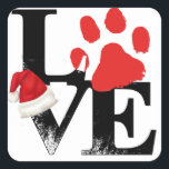Holiday Santapaws -Paw Print in Christmas LOVE スクエアシール<br><div class="desc">"V"と"E"の上に"L"と"赤い前足"を積み重ねて"LOVE"を綴り、"V"の上に休日のサンタハットを置く。このシンプルデザインはクリスマスの「サンタプス」グラフィックで、四足の友達への愛を示している。あなたのもしペットは犬、猫、ウサギ、カメ、ハムスターや他の特別な友達である、このデザインはクリスマスのために任意のZazzle製品をパーソナライズするために使用することができる。あなたのペットの名前、写真、ことわざを使用して、このペットの贈り物はあなただけのユニークなものにする。</div>
