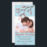 Holiday Winter Berry and Snowflakesフォトカード シーズンカード<br><div class="desc">© 2011年ソシエライトデザイン。この冬のベリーの枝の写真カードで家族と友達のメリーエレガントクリスマスを望む。私たちの写真をあなたの特別な写真に置き換える。ベビーの初めてのクリスマス、新婚、家族やビジネスのための素晴らしい休日の写真カード。</div>