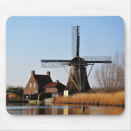 Hollandse Molen aan de waterkant. マウスパッド