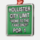 Hollister 1とOnly メタルオーナメント (左)