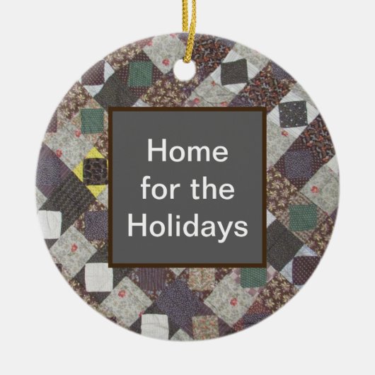 Home for the Holidays Patchwork Quilt Cozy セラミックオーナメント (正面)