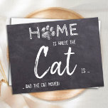 Home Is The Cat Announcem ポストカード<br><div class="desc">家は猫がいる所で…猫は動いた！可愛最高のい猫の動きおもしろいの告知カードを使って友達に伝えて石板デザイン..名前と新しいアドレスで背面をパーソナライズする。猫が動く告知は、猫ママや猫パパ、猫好きにとって必見！COPYRIGHT © 2020 Judy Burrows,  Black Dog Art - All Rights Reserved.Homeは猫の引っ越しました猫の発表はがき</div>