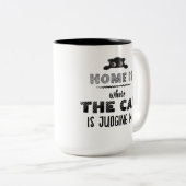 Home Is Where Cat Is Judging Me Funny ツートーンマグカップ (正面右)