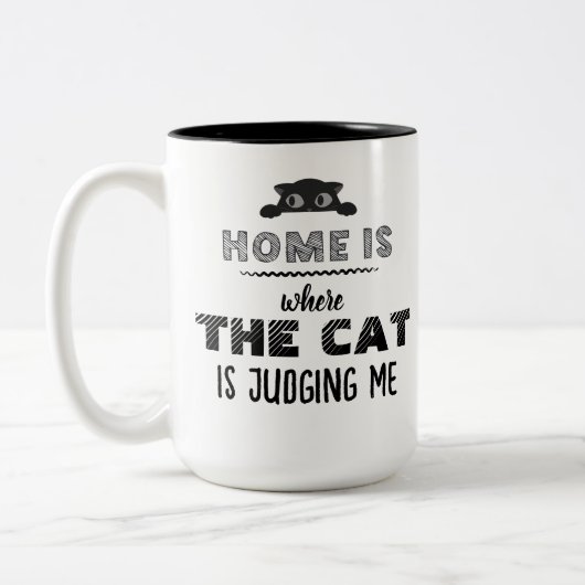 Home Is Where Cat Is Judging Me Funny ツートーンマグカップ (左)