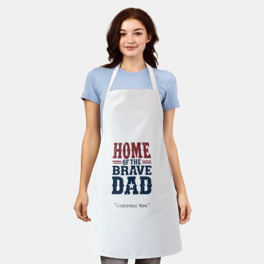 Home of the Brave Dad Apron – BBQ Hero Gift エプロン (着用した状態)