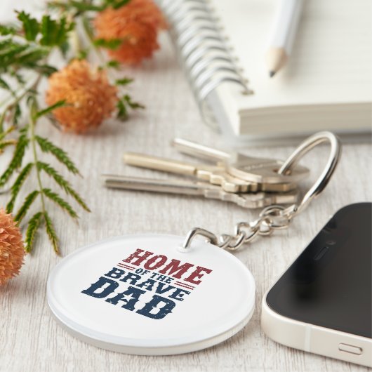 Home of the Brave Dad Keychain – Funny Pocket Gift キーホルダー (正面右)
