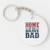 Home of the Brave Dad Keychain – Funny Pocket Gift キーホルダー (正面)