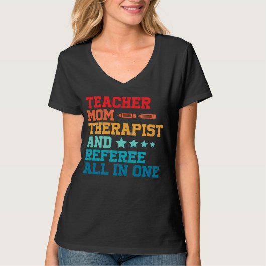 Homeschool Mom Teacher Therapist and Referee All i Tシャツ (正面)