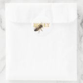 「HONEY」という言葉の上にかわいい等身大のリアルなハチ。 ラウンドシール (バッグ)