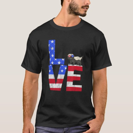 Honey Badger American Flag Sunglasses 4th of July  Tシャツ (正面)