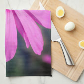 Honey Bee On Pink Cosmos Flower Close Up キッチンタオル (四つ折り)