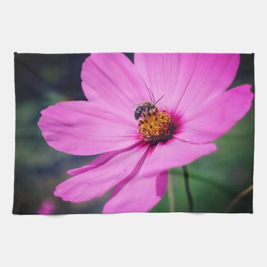Honey Bee On Pink Cosmos Flower Close Up キッチンタオル (横)