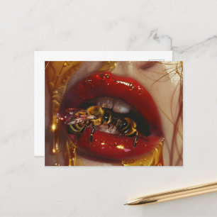 Honey Drip Beauty – 女性の官能的なゴールデンポートレート ポストカード